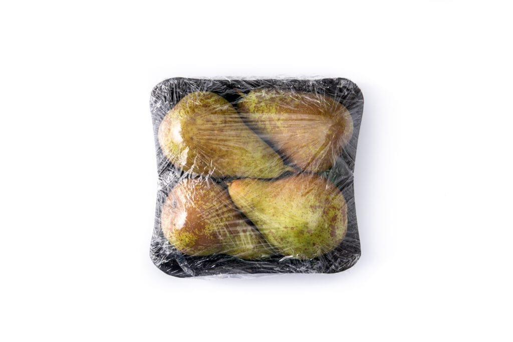 bioaqualife: Four green pears in a black plastic tray, wrapped with clear plastic film, against a white background.